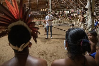 El diálogo entre el personal de salud encargado de las campañas de inmunización contra la covid-19 y las comunidades indígenas es fundamental antes de proceder a la vacunación. Si no es así, las resistencias existentes, por miedos, creencias o tradiciones, pueden crecer.