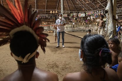 El diálogo entre el personal de salud encargado de las campañas de inmunización contra la covid-19 y las comunidades indígenas es fundamental antes de proceder a la vacunación. Si no es así, las resistencias existentes, por miedos, creencias o tradiciones, pueden crecer.