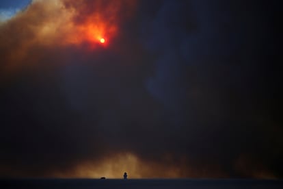 El humo se eleva desde un incendio forestal en el barrio de Pacific Palisades.