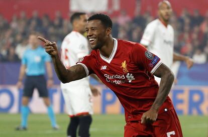 El centrocampista holandés del Liverpool Georginio Wijnaldum celebra el gol de su compañero, el brasileño Roberto Firmino.