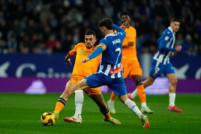 El delantero del Espanyol, Javi Puado (d), disputa el balón ante el centrocampista del Real Madrid, Dani Ceballos, durante el encuentro de este sábado.