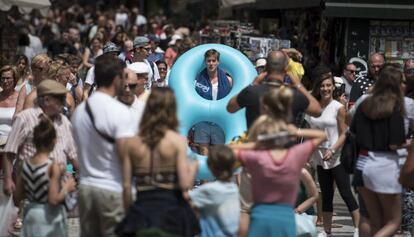 Un turista amb un flotador gegant a la Rambla.
