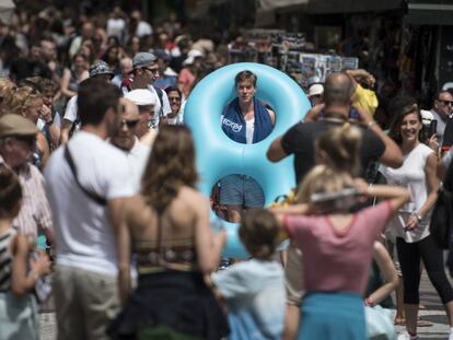 Un turista amb flotador gegant a la Rambla.