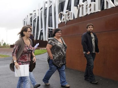 La alcaldesa de Rivabellosa, primera a la izquierda, se dirige a la sede central de Vital.