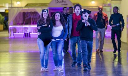 Jóvenes de fiesta nocturna en la zona portuaria de Alicante.