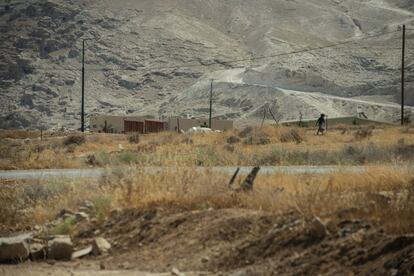 Un niño israelí camina por las afueras del asentamiento judío de Mevoot, al oeste de Jericó, en el valle del Jordán de Cisjordania.