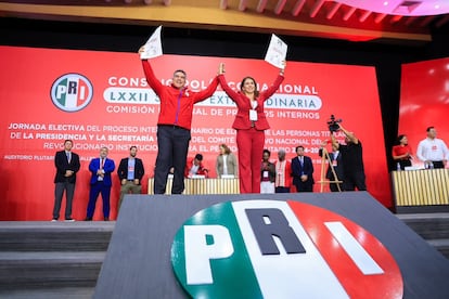 Alejandro Moreno y Carolina Viggiano celebran su elección como Presidente y Secretaria General del Comité Ejecutivo Nacional del PRI, el 11 de agosto en Ciudad de México.