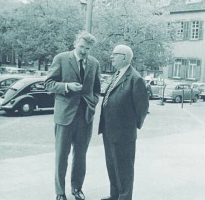 Jürgen Habermas e Theodor W. Adorno no congresso de sociologia de Heidelberg, em abril de 1964. 