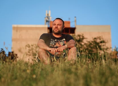 Pedro Torrijos posa en el madrileño Parque del Cerro del Tío Pío, uno de los "territorios improbables" que aborda en su primer libro.