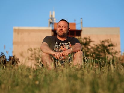 Pedro Torrijos posa en el madrileño Parque del Cerro del Tío Pío, uno de los "territorios improbables" que aborda en su primer libro.