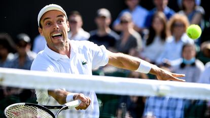 Wimbledon (United Kingdom), 02/07/2021.- Roberto Bautista Agut of Spain in action against Dominik Koepfer of Germany during the 3rd round match at the Wimbledon Championships tennis tournament in Wimbledon, Britain, 02 July 2021. (Tenis, Alemania, España, Reino Unido) EFE/EPA/FACUNDO ARRIZABALAGA EDITORIAL USE ONLY