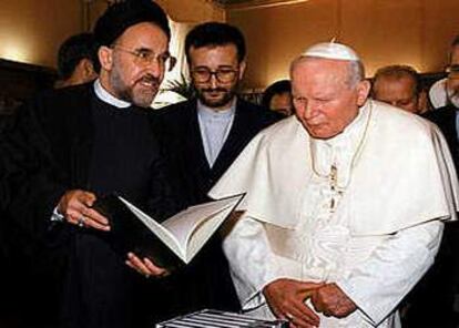 El aperturista presidente de Irán, Mohamed Jatamí (izquierda), conversa con Juan Pablo II, durante un encuentro en El Vaticano en 1999. Es el primer encuentro entre el Papa y un líder iraní desde la revolución islámica. (11-3-99)