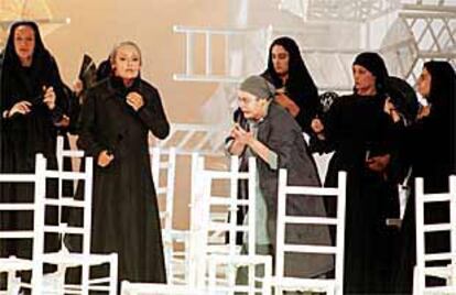 Una escena de la representación de la ópera La casa de Bernarda Alba, en el festival de Peralada.