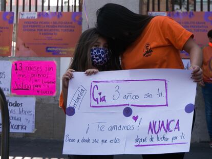 Una mujer abraza a una niña en una protesta contra la violencia vicaria en Ciudad de México, el pasado jueves 23 de diciembre.