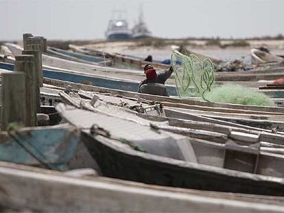 El puerto artesanal de Naudibú (Mauritania), del que parten la mayoría de embarcaciones de pesca tradicionales con rumbo a Canarias, fotografiado ayer.