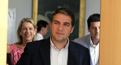 Elías Bendodo, y en segundo término Francisca Caracuel y Francisco Oblaré