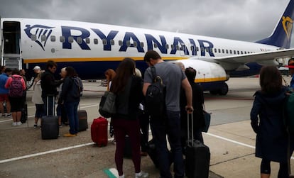 Pasajeros subiendo a un avión de Ryanair