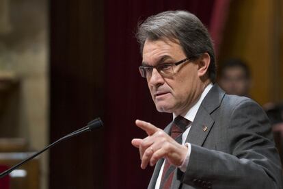 Artur Mas, desde el atril del Parlament.