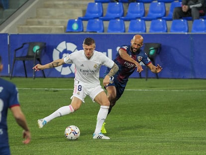 Toni Kroos conduce el balón durante el partido contra el Huesca.