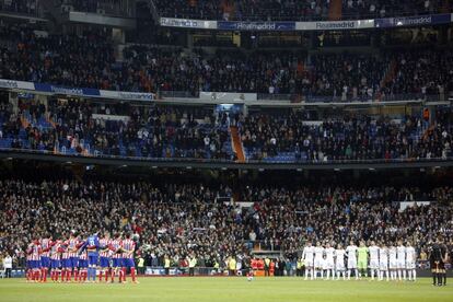 Minuto de silencio guardado en memoria del exseleccionador nacional Luis Aragonés, antes del comienzo del partido de ida de las semifinales de la Copa de Rey que el Real Madrid y el Atlético de Madrid, disputan esta noche en el estadio Santiago Bernabéu.