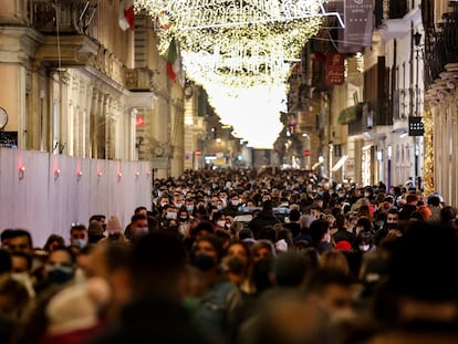 Multitud de personas en una calle del centro de Roma el domingo.