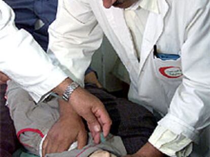 Los médicos atienden a la niña de 14 meses en Hebrón.