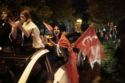 Seguidores de AKP celebran los resultados.