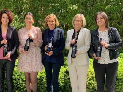 Tres de las hermanas Fernández Rivero -Lucía, Mari Cruz y Olga-, con cuatro de sus cinco hijas.