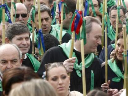 Alberto Fabra conversa con la consejera de Educaci&oacute;n, Mar&iacute;a Jos&eacute; Catal&agrave;, ayer en Castell&oacute;n.