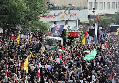 Una multitud rodea el camión que transportaba los cuerpos del líder de Hamás, Ismail Haniya, y su guardaespaldas, en Teherán, este jueves. 