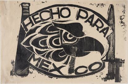 El sello Hecho en México era utilizado en el país para mostrar orgullo por los productos hechos por manos locales. Ese símbolo nacionalista se combina aquí con una bayoneta y una porra como símbolos de la represión. 