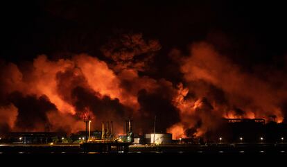 Las llamas y el humo se elevan del incendio en Matanzas (Cuba), el 8 de agosto de 2022.