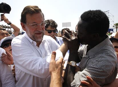 El presidente del Partido Popular, Mariano Rajoy saluda a los asistentes tras el final del acto.
