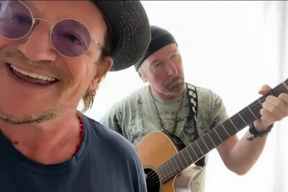 Bono y The Edge, en un momento del vídeo donde interpretan 'Stairway to Heaven'.