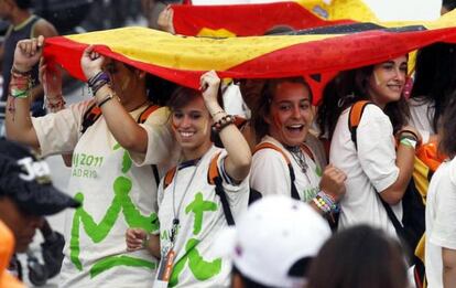 Jovenes esperan al Papa en Barajas