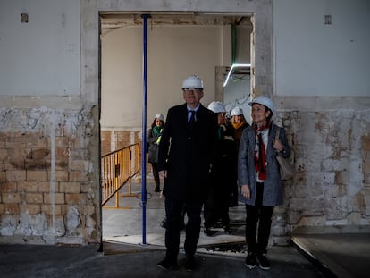 El presidente de la Generalitat Valenciana, Ximo Puig, junto a la presidenta del Tribunal Superior de Justicia de la Comunidad Valenciana, Pilar de la Oliva, durante la visita a las obras de remodelación del Palacio de Justicia en Valencia.