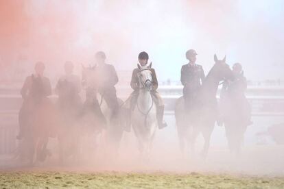 Miembros de la Guardia Real Holandesa guían a sus caballos a través del humo, en la playa de Scheveningen, cerca de La Haya (Holanda).