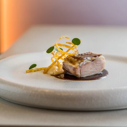 Un plat de be amb tupinambo del restaurant MAE, a Barcelona.