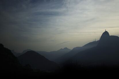 La figura del Cristo Redentor corona el cerro de Corcavado en Río de Janeiro (Brasil), 6 de mayo de 2014.