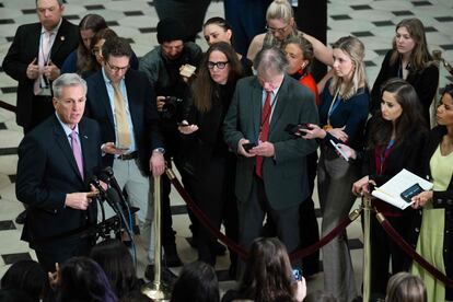 El presidente de la Cámara de Representantes, el republicano Kevin McCarthy, habla con la prensa tras pedir una investigación sobre el presidente Joe Biden después de que se encontraran los documentos clasificados.