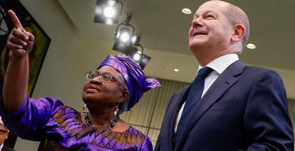 La directora general de la Organización Mundial del Comercio (OMC), Ngozi Okonjo-Iweala, junto con el canciller alemán, Olaf Scholz, el pasado noviembre en Berlín.