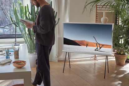 The Serif es la Smart TV de Samsung diseñada por los hermanos Ronan y Erwan Bouroullec.