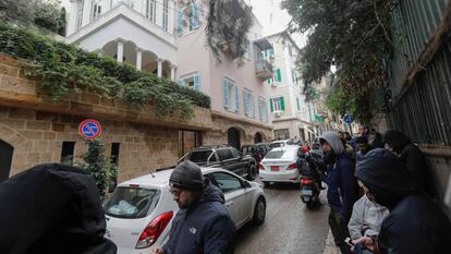 Un grupo de periodistas espera a las puertas del domicilio del expresidente de Nissan, Carlos Ghosn, en Beirut el pasado 3 de enero. 