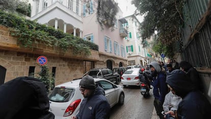 Un grupo de periodistas espera a las puertas del domicilio del expresidente de Nissan, Carlos Ghosn, en Beirut el pasado 3 de enero.