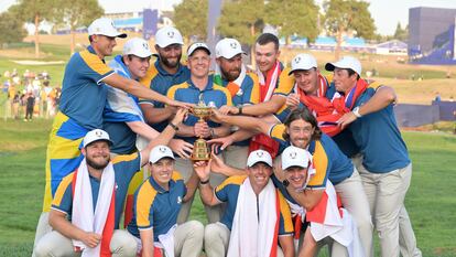 El capitán Luke Donald y los jugadores europeos, con el trofeo.