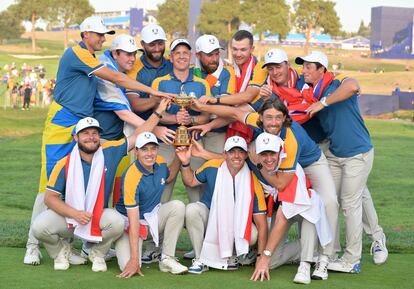 El capitán Luke Donald y los jugadores europeos, con el trofeo.