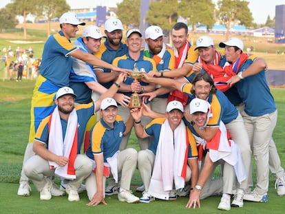 El capitán Luke Donald y los jugadores europeos, con el trofeo.