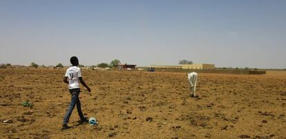 Un joven recupera una vaca perdida en la &aacute;rida regi&oacute;n senegalesa de Namarel.