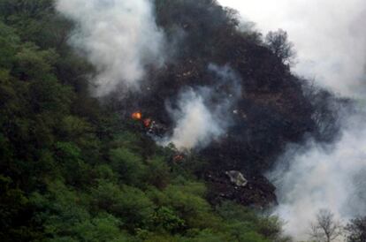 El humo sale del lugar donde se ha estrellado el avión en el que viajaban por lo menos 152 personas.