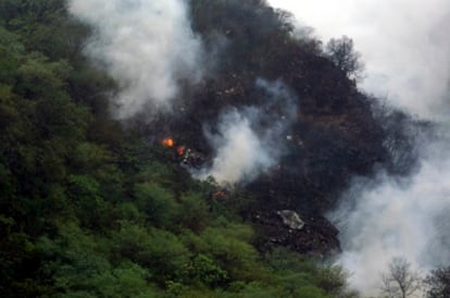 El humo sale del lugar donde se ha estrellado el avión en el que viajaban por lo menos 152 personas.